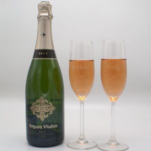 Cava fles met gegraveerde glazen