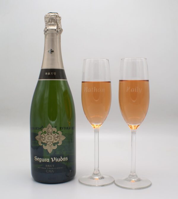 Cava fles met gegraveerde glazen
