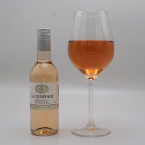 Wijnfles met gegraveerde glazen