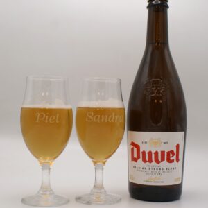 Bier met gegraveerde bierglazen