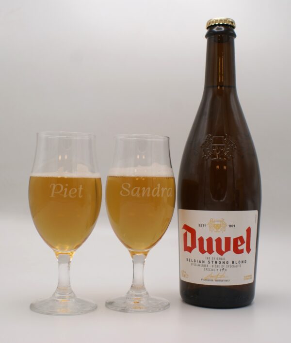 Bier met gegraveerde bierglazen